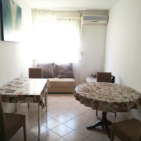Nice And Cozy Two Single Bed Room Сплит Екстериор снимка